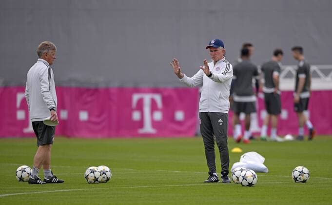 10.4.2018, Fussball Championsleague 2017 2018, FC Bayern München Training an der Säbenerstrasse vor dem Championsleague-Spiel gegen Sevilla. Trainer Jupp Heynckes (re, FC Bayern München) gibt Anweisungen. li: Co-Trainer Peter Hermann (FC Bayern München).