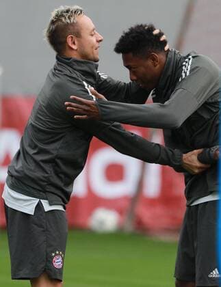Rafinha und David Alaba - herzliche Begrüssung vor dem Training Fussball FC Bayern München. Abschlußtraining vor dem CL-Spiel gegen Sevilla FC 10.04.2018