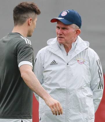 Bilder des Tages - SPORT Trainer Jupp Heynckes im Gespräch mit dem Robert Lewandowski Fussball FC Bayern München. Abschlußtraining vor dem CL-Spiel gegen Sevilla FC 10.04.2018