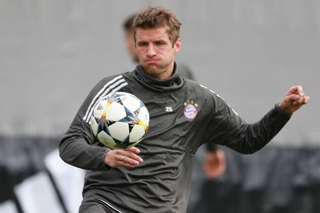 Thomas Müller am Ball Fussball FC Bayern München. Abschlußtraining vor dem CL-Spiel gegen Sevilla FC 10.04.2018