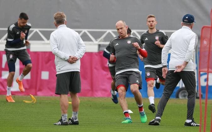 Trainer Jupp Heynckes (re.), Arjen Robben, Kimmich, Mannschaft Fussball FC Bayern München. Abschlußtraining vor dem CL-Spiel gegen Sevilla FC 10.04.2018