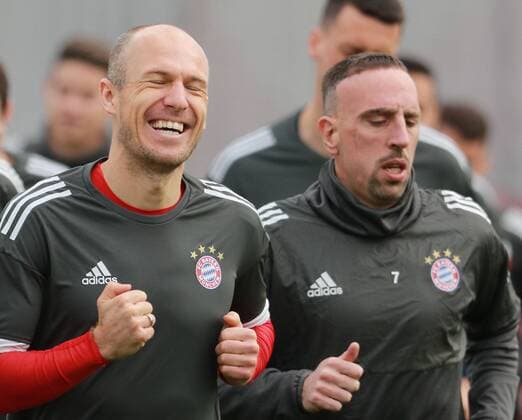Themen der Woche - SPORT KW15 Bilder des Tages - SPORT Arjen Robben (li.) und Franck Ribery laufen Fussball FC Bayern München. Abschlußtraining vor dem CL-Spiel gegen Sevilla FC 10.04.2018