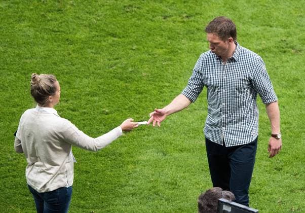 08.04.2018, xfux, Fussball 1. Bundesliga, Eintracht Frankfurt - TSG 1899 Hoffenheim, emspor v.l. Ruth Pintner (Medienabteilung TSG 1899 Hoffenheim) gibt Anweisungen, gestikuliert, mit den Armen gestikulieren gives instructions, gesticulate, gesticolando zu Trainer Julian Nagelsmann (1899 Hoffenheim) und gibt ihm einen Zettel Frankfurt