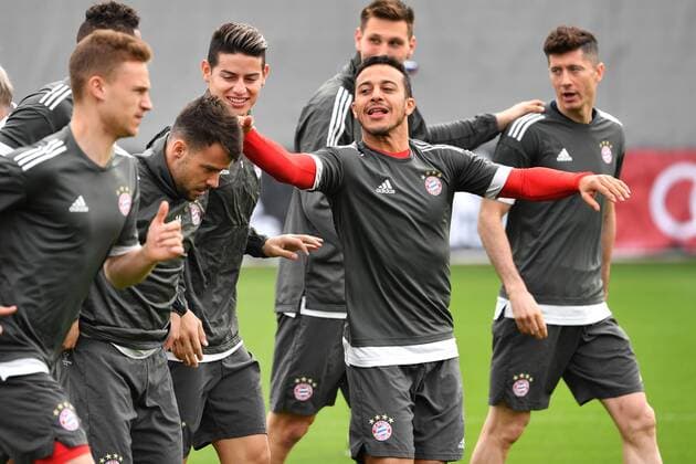 Thiago ALCANTARA (FCB) scherzt mit Juan BERNAT (Bayern Muenchen),li:Joshua KIMMICH (Bayern Muenchen), hi:James RODRIGUEZ (Bayern Muenchen),Niklas SUELE (Bayern Muenchen),Robert LEWANDOWSKI (Bayern Muenchen)., Aktion, Abschlusstraining FC Bayern Muenchen vor dem Champions League Viertelfinal Rueckspiel gegen den FC Sevilla.. Trainingsgelaende an der Saebener Strasse, Fussball,am 10.04.2018,.