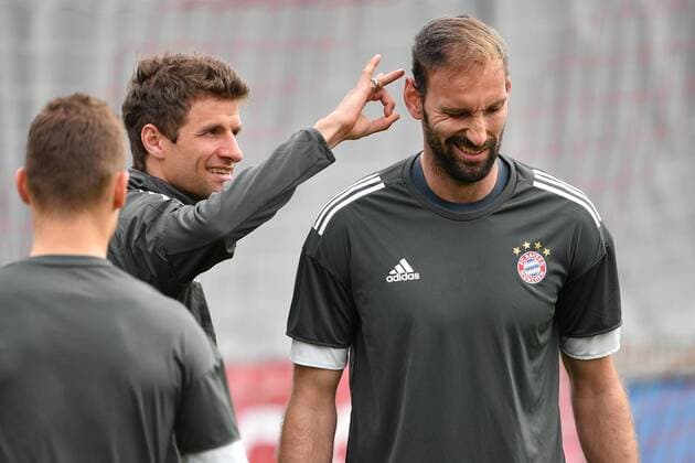 Bilder des Tages - SPORT Thomas MUELLER (MÜLLER,Bayern Muenchen) scherzt mit Tom STARKE,Torwart (FC Bayern Muenchen,re). Abschlusstraining FC Bayern Muenchen vor dem Champions League Viertelfinal Rueckspiel gegen den FC Sevilla.. Trainingsgelaende an der Saebener Strasse, Fussball,am 10.04.2018,.