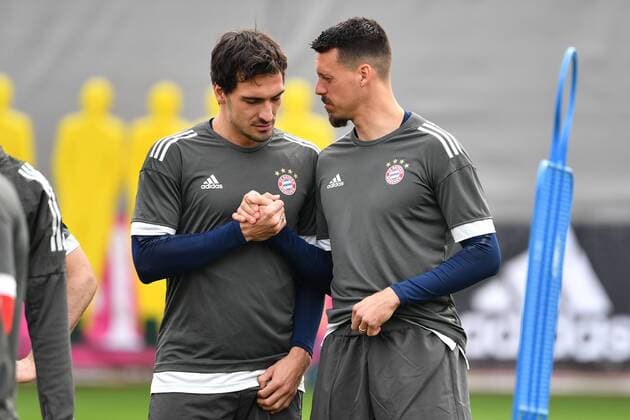 v.re:Sandro WAGNER (Bayern Muenchen) mit Mats HUMMELS (Bayern Muenchen). Aktion, Abschlusstraining FC Bayern Muenchen vor dem Champions League Viertelfinal Rueckspiel gegen den FC Sevilla.. Trainingsgelaende an der Saebener Strasse, Fussball,am 10.04.2018,.