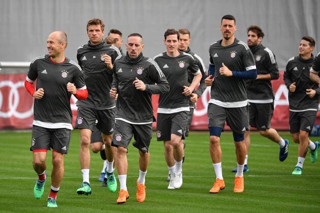 Spieler beim Warmlaufen-vorne v.li:Arjen ROBBEN (Bayern Muenchen),Franck RIBERY (Bayern Muenchen), hi:Thomas MUELLER (MÜLLER,Bayern Muenchen),Sebastian RUDY (Bayern Muenchen),Sandro WAGNER (Bayern Muenchen),Aktion. Abschlusstraining FC Bayern Muenchen vor dem Champions League Viertelfinal Rueckspiel gegen den FC Sevilla.. Trainingsgelaende an der Saebener Strasse, Fussball,am 10.04.2018,.