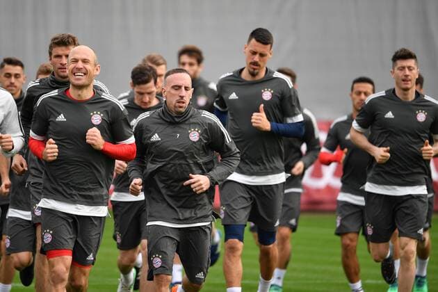 Spieler beim Warmlaufen-vorne v.li:Arjen ROBBEN (Bayern Muenchen),Franck RIBERY (Bayern Muenchen), hi:Thomas MUELLER (MÜLLER,Bayern Muenchen),Sandro WAGNER (Bayern Muenchen),Robert LEWANDOWSKI (Bayern Muenchen),Aktion. Abschlusstraining FC Bayern Muenchen vor dem Champions League Viertelfinal Rueckspiel gegen den FC Sevilla.. Trainingsgelaende an der Saebener Strasse, Fussball,am 10.04.2018,.