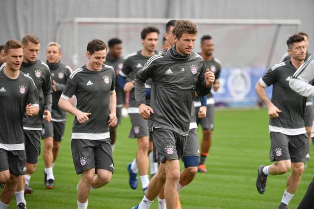 Spieler beim Warmlaufen-vorne Thomas MUELLER (MÜLLER,Bayern Muenchen),,Sebastian RUDY (Bayern Muenchen),Joshua KIMMICH (Bayern Muenchen),re:Robert LEWANDOWSKI (Bayern Muenchen), Aktion. Abschlusstraining FC Bayern Muenchen vor dem Champions League Viertelfinal Rueckspiel gegen den FC Sevilla.. Trainingsgelaende an der Saebener Strasse, Fussball,am 10.04.2018,.