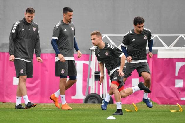 Joshua KIMMICH (Bayern Muenchen),hi.v.li:Niklas SUELE (Bayern Muenchen),Sandro WAGNER (Bayern Muenchen),Mats HUMMELS (Bayern Muenchen), Aktion. Abschlusstraining FC Bayern Muenchen vor dem Champions League Viertelfinal Rueckspiel gegen den FC Sevilla.. Trainingsgelaende an der Saebener Strasse, Fussball,am 10.04.2018,.