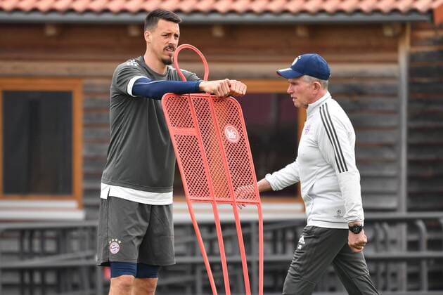 Sandro WAGNER (Bayern Muenchen) skeptisch, re:Jupp HEYNCKES (Trainer Bayern Muenchen). Abschlusstraining FC Bayern Muenchen vor dem Champions League Viertelfinal Rueckspiel gegen den FC Sevilla.. Trainingsgelaende an der Saebener Strasse, Fussball,am 10.04.2018,.