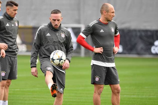 v.re:Arjen ROBBEN (Bayern Muenchen) mit Franck RIBERY (Bayern Muenchen), Aktion. Abschlusstraining FC Bayern Muenchen vor dem Champions League Viertelfinal Rueckspiel gegen den FC Sevilla.. Trainingsgelaende an der Saebener Strasse, Fussball,am 10.04.2018,.