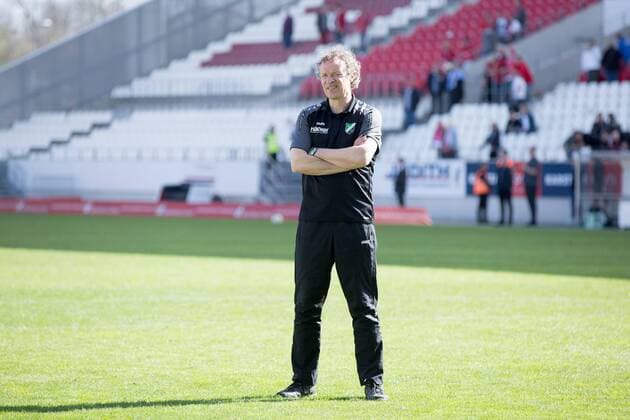 Fußball, Trainerhistorie SV Rödinghausen von 2014 bis heute Essen, Deutschland 07.04.2018: Regionalliga West - 2017 2018 - RW Essen vs. SV Roedinghausen Trainer Alfred Nijhuis (Roedinghausen) Essen Nordrhein-Westfalen Deutschland Stadion an der Hafenstrasse