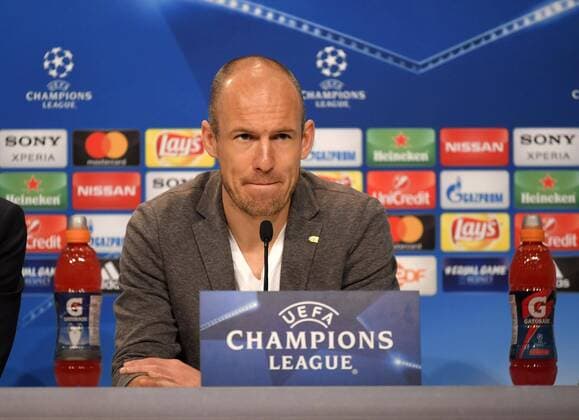 10.4.2018, Fussball Championsleague 2017 2018, FC Bayern München Pressekonferenz in der Allianz-Arena vor dem Championsleague-Spiel gegen Sevilla. Arjen Robben (FC Bayern München) gibt den Journalisten bereitwillig Auskunft.