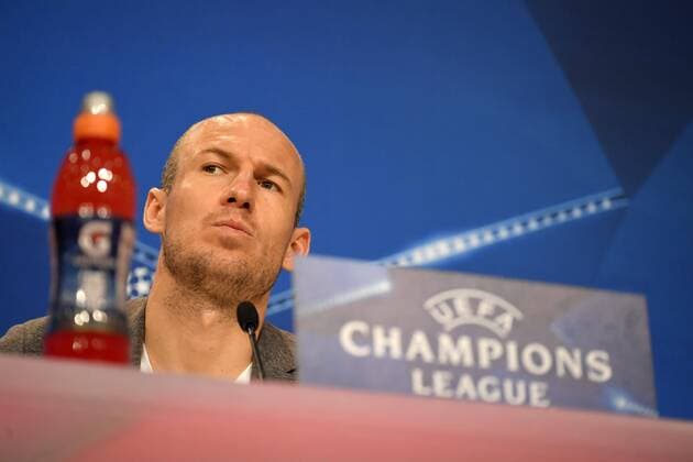 10.4.2018, Fussball Championsleague 2017 2018, FC Bayern München Pressekonferenz in der Allianz-Arena vor dem Championsleague-Spiel gegen Sevilla. Arjen Robben (FC Bayern München) gibt den Journalisten bereitwillig Auskunft.