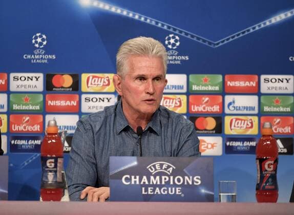 10.4.2018, Fussball Championsleague 2017 2018, FC Bayern München Pressekonferenz in der Allianz-Arena vor dem Championsleague-Spiel gegen Sevilla. Trainer Jupp Heynckes (FC Bayern München) gibt den Journalisten bereitwillig Auskunft.