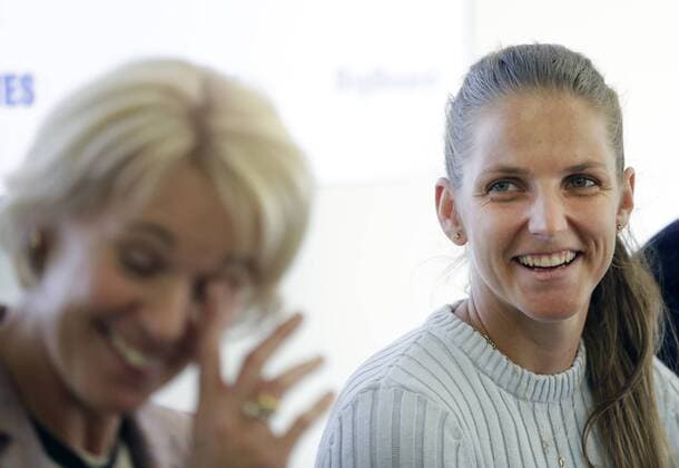 Bilder des Tages - SPORT Tenistka Karolina Pliskova (vpravo) a reditelka turnaje Petra Cernoskova vystoupily 10. dubna 2018 v Praze na tiskove konferenci k tenisovemu turnaji J&T Banka Prague Open. CTKPhotoP201804100667801  mir 1