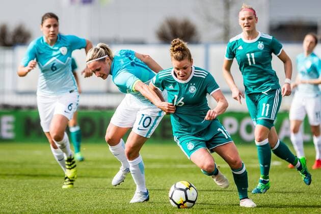 Themen der Woche - SPORT KW15 Bilder des Tages - SPORT 10.04.2018, Sportni Park, Domzale, SLO, FIFA WM 2019 Qualifikation, Slowenien vs Deutschland, im Bild Linda Dallmann of Germany of Germany and Dominika Conc of Slovenia during the FIFA Womens World Cup 2019, Group 5 Qualifying match between Slovenia and Germany at the Sportni Park in Domzale, slovenia on 2018 04 10. Domzale *** 10 04 2018 Sportni Park Domzale SLO FIFA World Cup 2019 Qualifying Slovenia vs Germany in the picture Linda Dallmann of Germany of Germany and Dominika Conc of Slovenia during the FIFA Womens World Cup 2019 Group 5 Qualifying match between Slovenia and Germany at the Sportni Park in Domzale slovenia on 2018 04 10 Domzale  EX_SPIDA  