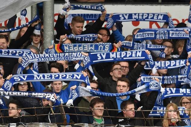 Fußball 3. Liga 23. Spieltag SV Meppen - FC Carl Zeiss Jena am 04.04.2018 in der Haensch-Arena in Meppen Fan Fans aus Meppen heben ihren Schal in die Luft.