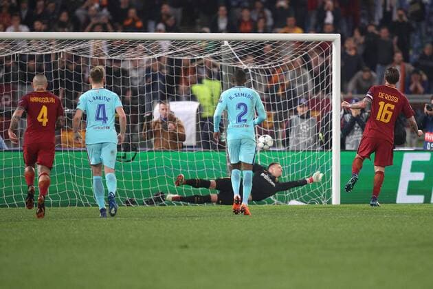 Il gol del 2-0 su rigore di Daniele De Rossi Roma Daniele De Rossi scoring penalty kick Roma 10-04-2018 Stadio Olimpico Champions League, Quarti di Finale. AS Roma - Barcellona AS Roma - Barcelona Foto Luca Pagliaricci Insidefoto LucaxPagliaricci