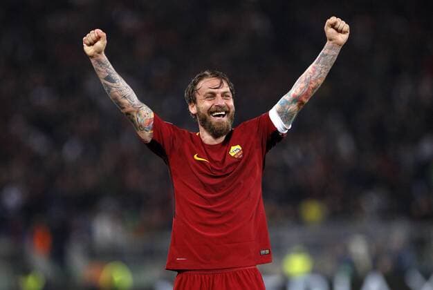 Bilder des Tages - SPORT Fußball, CL, AS Rom bezwingt FC Barcelona Italy Soccer Uefa Champions League: Roma vs FC Barcelona Barca Roma s Daniele De Rossi celebrates during the Champions League quarter final second leg soccer match between Roma and FC Barcelona at the Olympic stadium. Roma beats FC Barcelona 3-0 (4-4 on aggregate) in their UEFA Champions League second leg quarter final soccer match to join the semifinal. Rome Italy  RiccardoxDexLuca PacificxPress