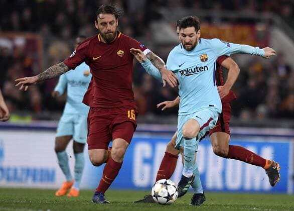 Fußball, CL, AS Rom - FC Barcelona (180411) -- ROME, April 11, 2018 -- Roma s Daniele De Rossi (L) vies with Barcelona s Lionel Messi during a UEFA Champions League Quarter Final Second Leg soccer match between Roma and Barcelona in Rome, Italy, April 10, 2018. Roma won 3-0. ) (SP)ITALY-ROME-UEFA-CHAMPIONS LEAGUE-ROMA VS BARCELONA AlbertoxLingria 