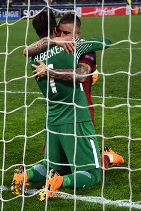 Fußball, CL, AS Rom - FC Barcelona Champions League Rome vs Barcelona -Rome 10-Apr-2018 In the picture Aleksandar Kolarov and Alisson Becker celebrating the victory Photo Photographer01  Copyright: xFotografo01x xIPAx xFotografo01x