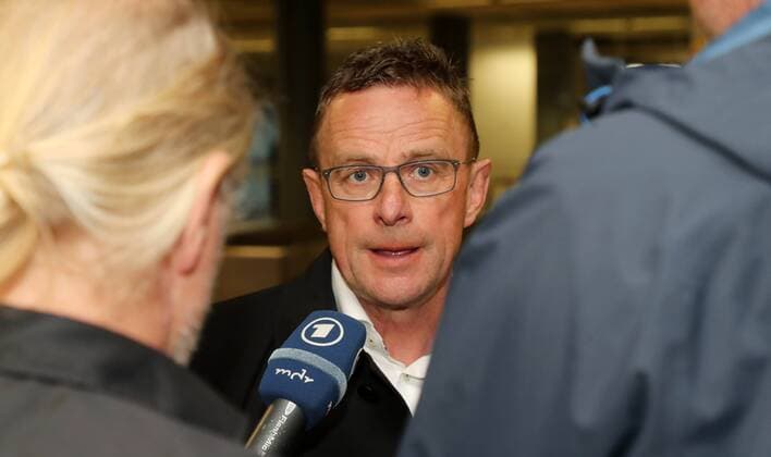 RB Leipzig - EL Reise Fussball Euro League Marseille 11.04.2018, Flughafen, Fussball, UEFA EURO EM Europameisterschaft Fussball League, Viertelfinale , Vortag zum EL-Spiel Olympique Marseille vs. RB Leipzig. , Ankunft von RB Leipzig in Marseille , Im Bild; Sportdirektor Ralf Rangnick (RB Leipzig) im Interview mit den Medien. ,