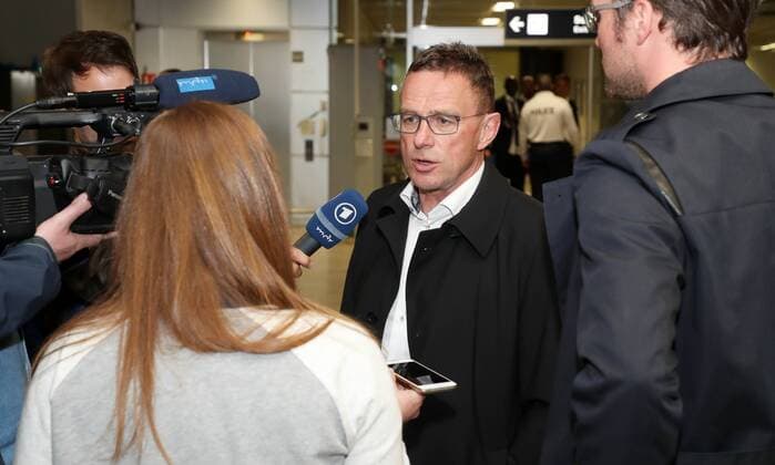 RB Leipzig - EL Reise Fussball Euro League Marseille 11.04.2018, Flughafen, Fussball, UEFA EURO EM Europameisterschaft Fussball League, Viertelfinale , Vortag zum EL-Spiel Olympique Marseille vs. RB Leipzig. , Ankunft von RB Leipzig in Marseille , Im Bild; Sportdirektor Ralf Rangnick (RB Leipzig) im Interview mit den Medien auf dem Flughafen. ,