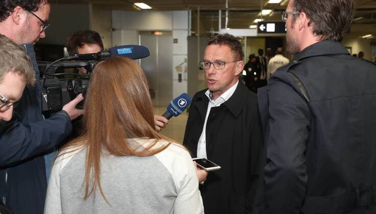 RB Leipzig - EL Reise Fussball Euro League Marseille 11.04.2018, Flughafen, Fussball, UEFA EURO EM Europameisterschaft Fussball League, Viertelfinale , Vortag zum EL-Spiel Olympique Marseille vs. RB Leipzig. , Ankunft von RB Leipzig in Marseille , Im Bild; Sportdirektor Ralf Rangnick (RB Leipzig) im Interview mit den Medien auf dem Flughafen. ,