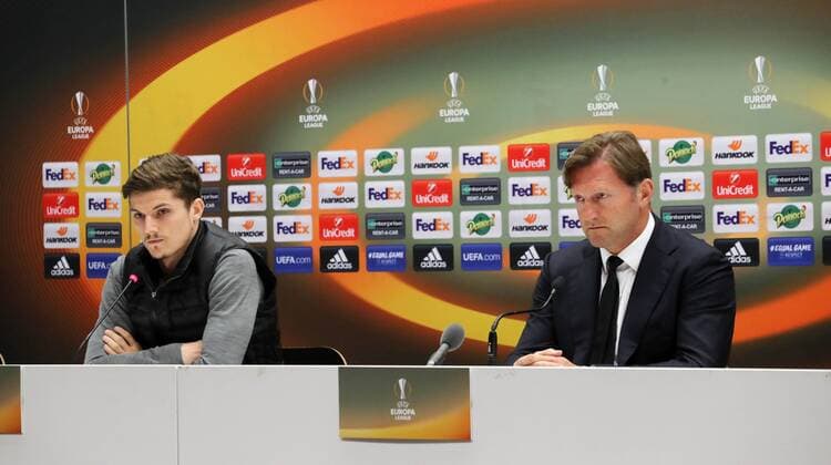 RB Leipzig - Pressekonferenz Fussball Euro League Marseille 11.04.2018, Stade Velodrome, Fussball, UEFA EURO EM Europameisterschaft Fussball League, Viertelfinale , Pressekonferenz von RB Leipzig am Vortag des EL-Spieles Olympique Marseille vs. RB Leipzig. , Im Bild; Marcel Sabitzer (7, RB Leipzig) und Trainer Ralph Hasenhüttl Hasenhuettl, RB Leipzig . ,