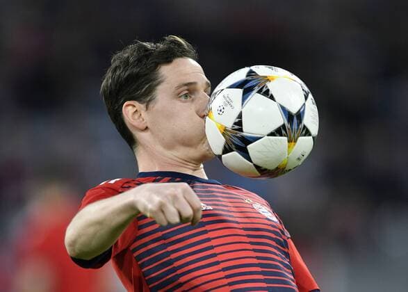 Vor Spielbeginn: Aufwärmen Sebastian Rudy FC Bayern München am Ball Komik kurios FC Bayern München FCB vs FC Sevilla UEFA Champions-League CL Viertelfinale Rückspiel Spiel 2 Saison 2017 2018 München Allianz Arena 11.04.2018 FC Bayern München FCB vs FC Sevilla