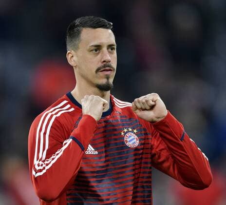 Vor Spielbeginn: Aufwärmen Sandro Wagner FC Bayern München Gestik, Geste FC Bayern München FCB vs FC Sevilla UEFA Champions-League CL Viertelfinale Rückspiel Spiel 2 Saison 2017 2018 München Allianz Arena 11.04.2018 FC Bayern München FCB vs FC Sevilla