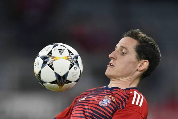 Bilder des Tages - SPORT Vor Spielbeginn: Aufwärmen Sebastian Rudy FC Bayern München am Ball FC Bayern München FCB vs FC Sevilla UEFA Champions-League CL Viertelfinale Rückspiel Spiel 2 Saison 2017 2018 München Allianz Arena 11.04.2018 FC Bayern München FCB vs FC Sevilla