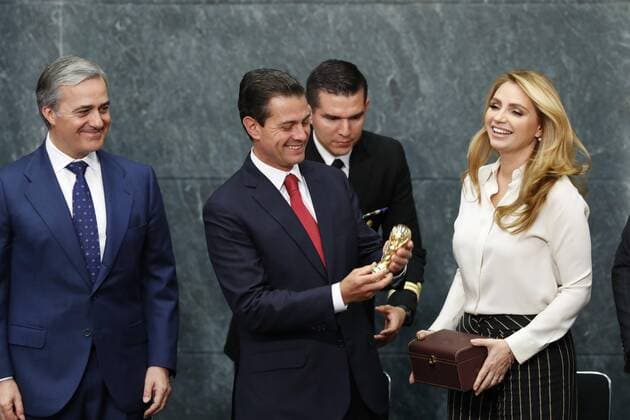Mexican President Enrique Pena Nieto (C) receives a replica of the World Cup accompanied by his wife Angélica Rivera (R) at the presidential resident Los Pinos, in Mexico City, Mexico, 11 April 2018. The World Cup Russia 2018, visit Mexico during the Tour FIFA World Cup WM Weltmeisterschaft Fussball Russia 2018 and will stay in the country between 9 and 15 April in Mexico City, Guadalajara and Monterrey. Pena Nieto receives the World Cup Russia 2018, in Mexico City !ACHTUNG: NUR REDAKTIONELLE NUTZUNG!  Copyright: xJorgexNúnezx MEX02 20180411-636590758013586574
