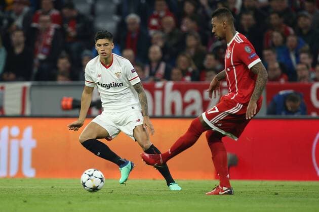 l-r: im Zweikampf, Aktion, mit Joaquin Correa 11 (FC Sevilla) und Jerome Boateng 17 (FC Bayern Muenchen), FC Bayern Muenchen vs. FC Sevilla, Fussball, Viertelfinale, Champions League, 11.04.2018 Muenchen Bayern Deutschland