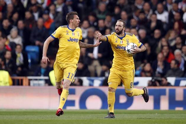 (l-r) Mario Mandzukic of Juventus FC, Gonzalo Higuain of Juventus FC during the UEFA Champions League quarter final match between Real Madrid and Juventus FC at the Santiago Bernabeu stadium on April 11, 2018 in Madrid, Spain UEFA Champions League 2017 2018 xVIxVIxImagesx xMauricexvanxSteenxIVx 10618984