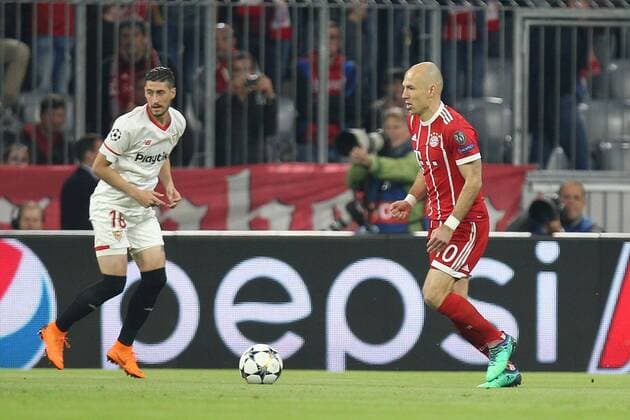 l-r: im Zweikampf, Aktion, mit Sergio Escudero 18 (FC Sevilla) und Arjen Robben 10 (FC Bayern Muenchen), FC Bayern Muenchen vs. FC Sevilla, Fussball, Viertelfinale, Champions League, 11.04.2018 Muenchen Bayern Deutschland