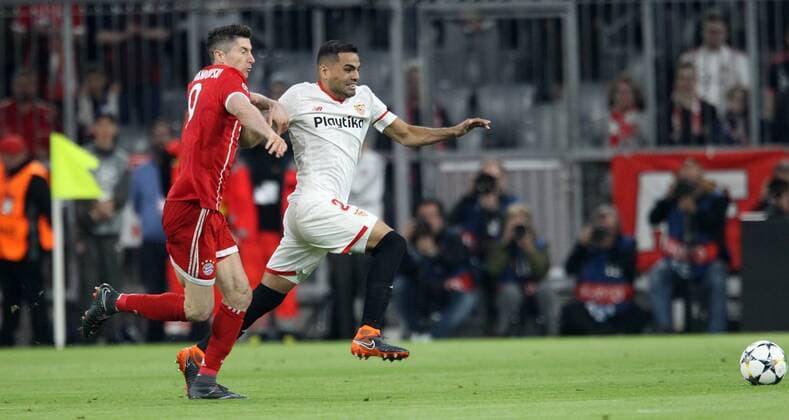 UEFA Champions League, FC Bayern München - Sevilla FC, Viertelfinale Rueckspiel Quarter-Finals 2nd leg, 11.04.2018 in der Allianz Arena, Saison 2017 18, xmdx, Robert LEWANDOWSKI (9, FC Bayern Muenchen), Gabriel MERCADO (25, Sevilla FC) FC Bayern Muenchen - Sevilla FC