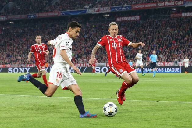 l-r: im Zweikampf, Aktion, mit Jesus Navas 16 (FC Sevilla) und Rafinha 13 (FC Bayern Muenchen), FC Bayern Muenchen vs. FC Sevilla, Fussball, Viertelfinale, Champions League, 11.04.2018 Muenchen Bayern Deutschland