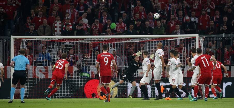 UEFA Champions League, FC Bayern München - Sevilla FC, Viertelfinale Rueckspiel Quarter-Finals 2nd leg, 11.04.2018 in der Allianz Arena, Saison 2017 18, xmdx, James RODRIGUEZ (11, FC Bayern Muenchen) scheitert bei freistoss gegen David SORIA (13, Goalkeeper, Sevilla FC) FC Bayern Muenchen - Sevilla FC