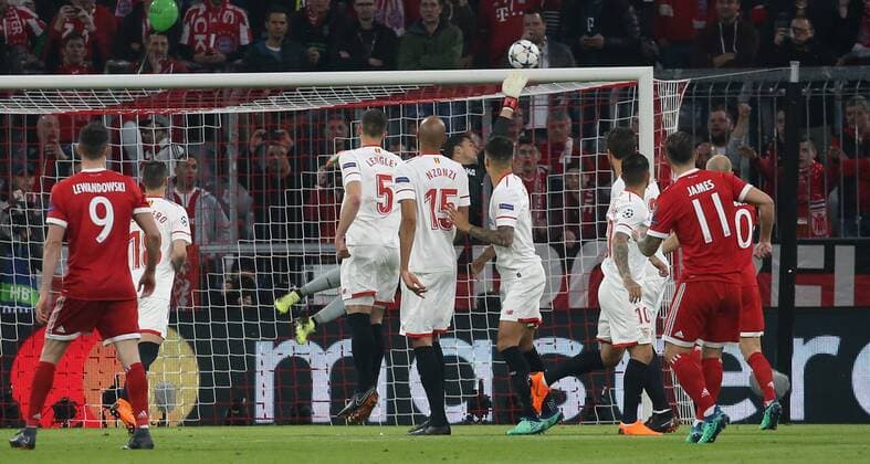 UEFA Champions League, FC Bayern München - Sevilla FC, Viertelfinale Rueckspiel Quarter-Finals 2nd leg, 11.04.2018 in der Allianz Arena, Saison 2017 18, xmdx, James RODRIGUEZ (11, FC Bayern Muenchen) scheitert bei freistoss gegen David SORIA (13, Goalkeeper, Sevilla FC) FC Bayern Muenchen - Sevilla FC
