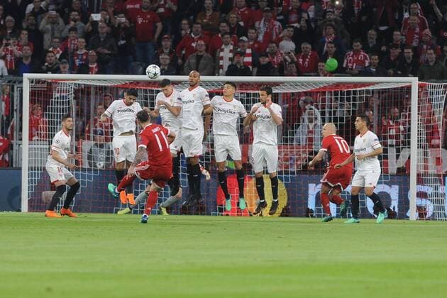 Freistoss durch James Rodriguez (FC Bayern Muenchen) beim CL-Spiel zwischen FC Bayern Muenchen und FC Sevilla, 11.04.2018, Muenchen Copyright: xStuetzle xEibner-Pressefotox EP_EER