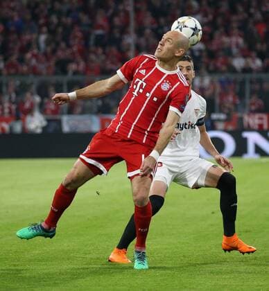 UEFA Champions League, FC Bayern München - Sevilla FC, Viertelfinale Rueckspiel Quarter-Finals 2nd leg, 11.04.2018 in der Allianz Arena, Saison 2017 18, xmdx, Arjen ROBBEN (10, FC Bayern Muenchen), Jesus NAVAS (16, Sevilla FC) FC Bayern Muenchen - Sevilla FC