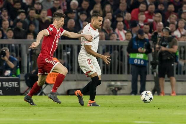 Muenchen, Deutschland 11.04.2018, UEFA Champions League - 2017 18 Season, Quarter-finals, Second leg, FC Bayern Muenchen - Sevilla FC , Robert Lewandowski (FCB) und Gabriel Mercado (FCS) im Zweikampf ( DeFodi048