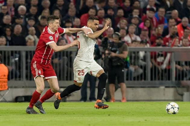Muenchen, Deutschland 11.04.2018, UEFA Champions League - 2017 18 Season, Quarter-finals, Second leg, FC Bayern Muenchen - Sevilla FC , Robert Lewandowski (FCB) und Gabriel Mercado (FCS) im Zweikampf ( DeFodi048