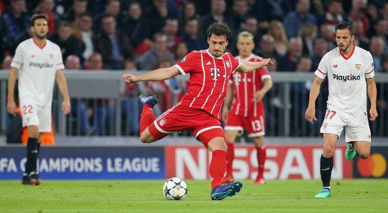 SOCCER - UEFA CL, Bayern vs Sevilla MUNICH,GERMANY,11.APR.18 - SOCCER - UEFA Champions League, quarter finals, FC Bayern Muenchen vs FC Sevilla. Image shows Franco Vazquez (Sevilla), Mats Hummels, Rafinha (Bayern) and Pablo Sarabia (Sevilla). GEPAxpictures xThomasxBachun