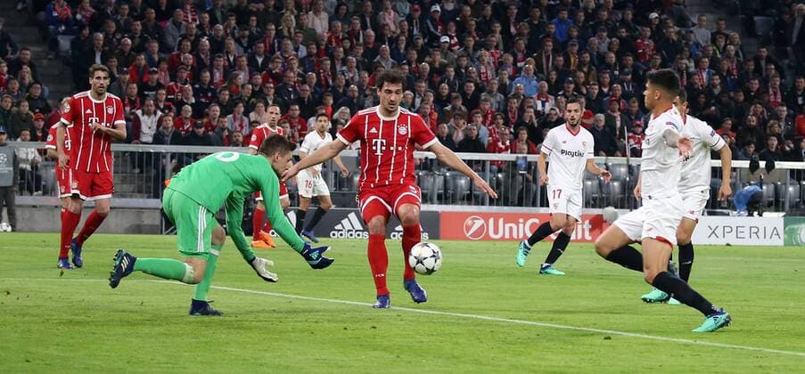 UEFA Champions League, FC Bayern München - Sevilla FC, Viertelfinale Rueckspiel Quarter-Finals 2nd leg, 11.04.2018 in der Allianz Arena, Saison 2017 18, xmdx, Joaquin CORREA (11, Sevilla FC) rechts scheitert an Sven ULREICH (26, tor, FC Bayern Muenchen) FC Bayern Muenchen - Sevilla FC