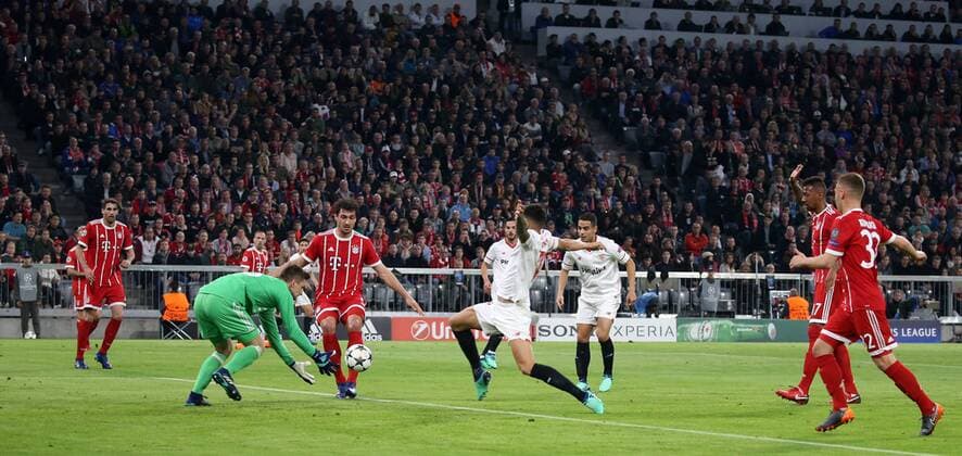UEFA Champions League, FC Bayern München - Sevilla FC, Viertelfinale Rueckspiel Quarter-Finals 2nd leg, 11.04.2018 in der Allianz Arena, Saison 2017 18, xmdx, Joaquin CORREA (11, Sevilla FC) rechts scheitert an Sven ULREICH (26, tor, FC Bayern Muenchen) FC Bayern Muenchen - Sevilla FC
