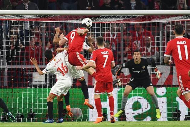 11.04.2018, xjhx, Fussball Champions League, FC Bayern Muenchen - FC Sevilla, emspor, v.l. Jesus Navas (Sevilla FC), Robert Lewandowski (FCB - FC Bayern Muenchen) Muenchen